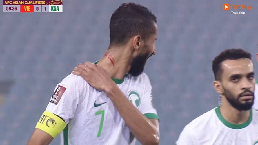 Tuấn Anh 'vuốt yêu' khiến cầu thủ Saudi Arabia chảy máu cổ