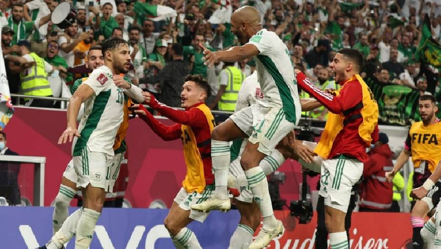 Algeria vào chung kết Arab Cup nhờ 17 phút bù giờ