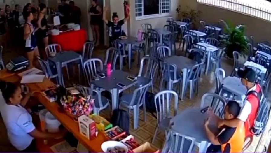 Video: Toán cướp có vũ trang tấn công đội bóng chuyền nữ giữa ban ngày