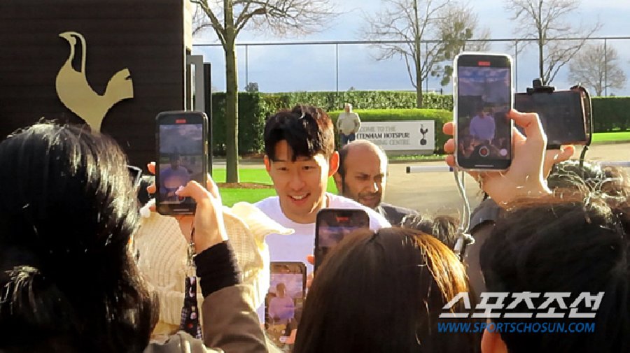 150 người tới sân tập Tottenham thăm hỏi vết đau ở tay của Son Heung Min