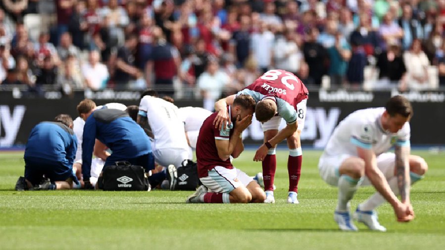 Tiền vệ West Ham rơi lệ sau pha va chạm khiến đối thủ gãy chân