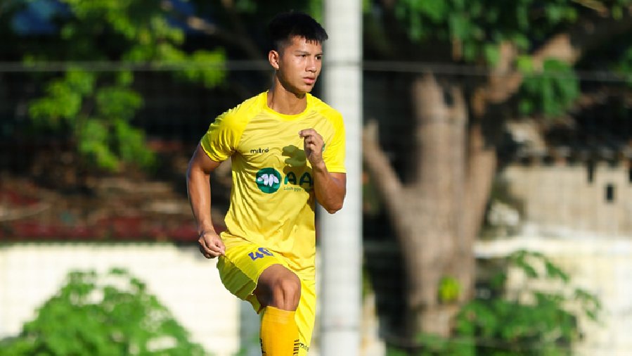 Cựu cầu thủ U23 Việt Nam bị Bình Phước thanh lý hợp đồng vì khiến đội nhà bị thổi 11m