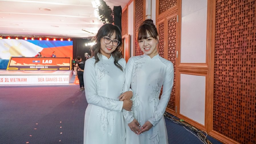 Minh Nghi cùng Thảo Trang khoe sắc bên tà áo dài trắng