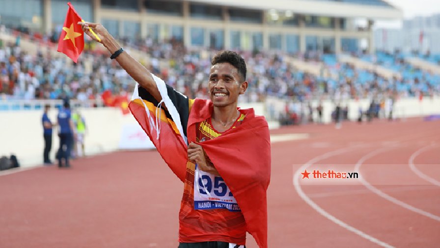 VĐV Timor Leste cầm cờ Việt Nam ăn mừng tấm HCB thứ 2 ở SEA Games 31