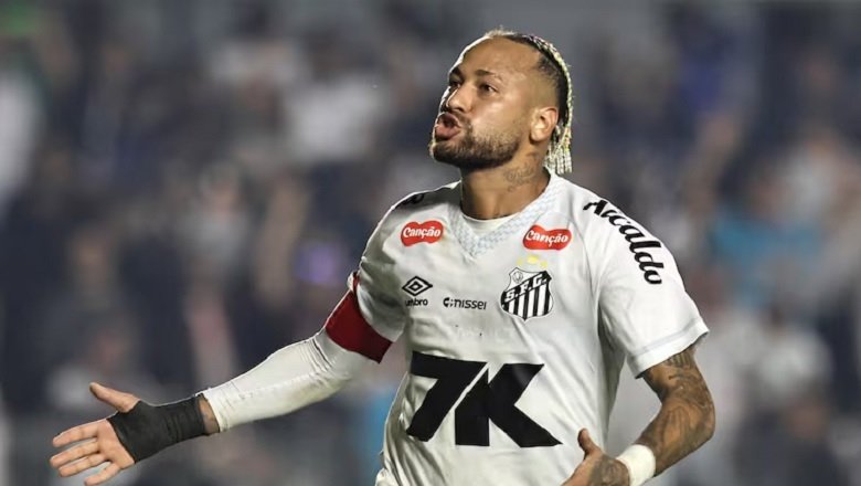 Neymar khẳng định vị thế huyền thoại bằng việc in dấu giày vào bàn thắng thứ 700