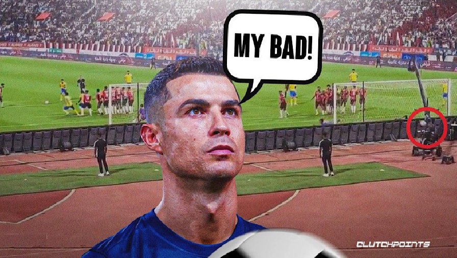 Bị Ronaldo sút phạt trúng đầu, cameraman loạng choạng suýt bất tỉnh 