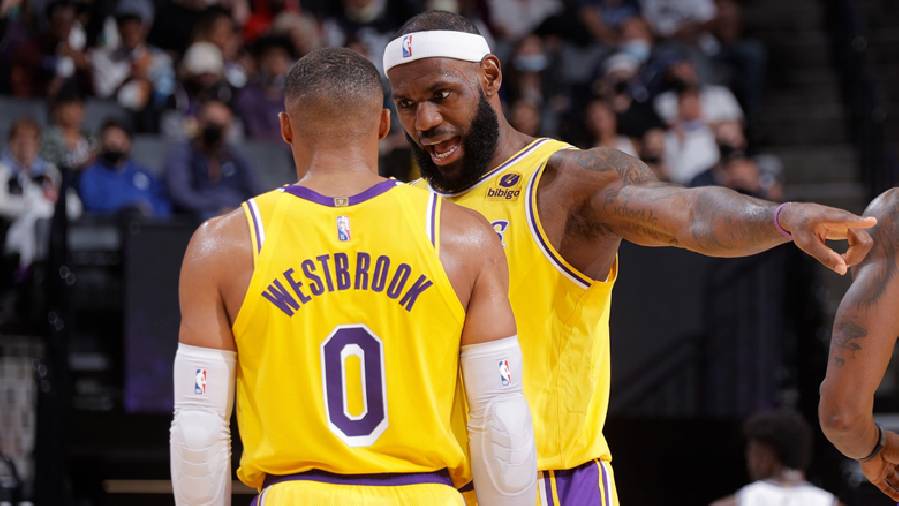 Lakers thua tan tác, LeBron James phải 'làm tư tưởng' cho các đàn em
