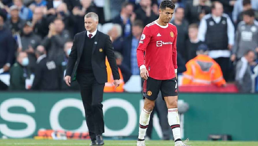 Ronaldo bị buộc phải ở lại chào khán giả sau trận MU thua Leicester