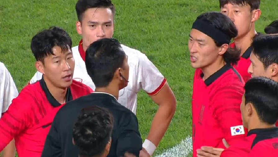 Cầu thủ Hàn Quốc xin trọng tài không rút thẻ đỏ đuổi Bùi Hoàng Việt Anh