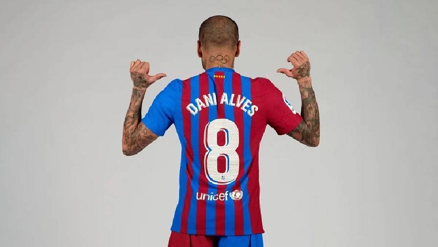 Dani Alves chọn số áo cũ của Iniesta trong ‘nhiệm kỳ II’ ở Barcelona