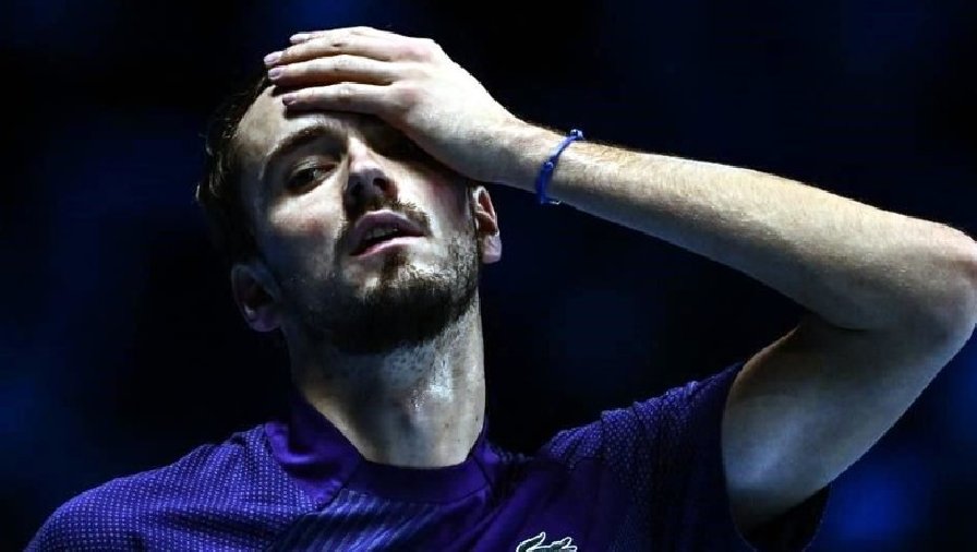 Medvedev thua đau Tsitsipas, chính thức bị loại khỏi ATP Finals 2022