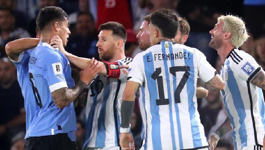 Messi tẩn đối thủ nhưng không bị trọng tài phạt, fan tố FIFA đứng sau 'bảo kê'
