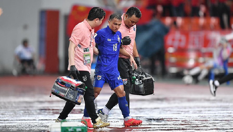Messi Thái Lan chấn thương, phải để bác sĩ dìu khỏi sân trong trận thua Trung Quốc
