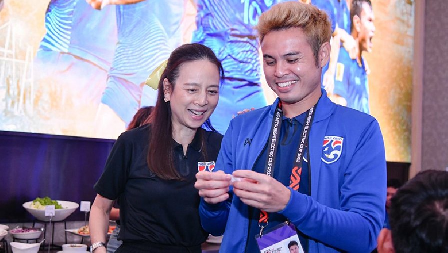 Madam Pang cho ĐT Thái Lan chơi rút thăm trúng thưởng, phần quà toàn hàng hiệu