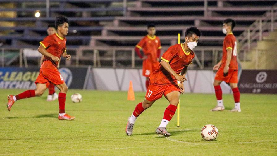 Cầu thủ U23 Việt Nam đeo khẩu trang tập luyện buổi cuối trước trận gặp U23 Singapore