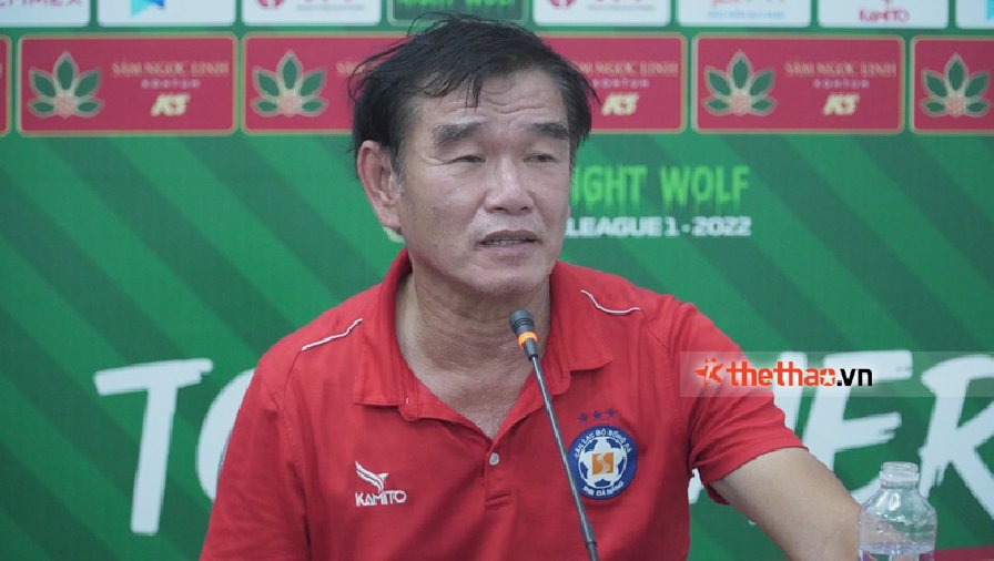 HLV Phan Thanh Hùng bỏ họp báo, chấp nhận bị sa thải