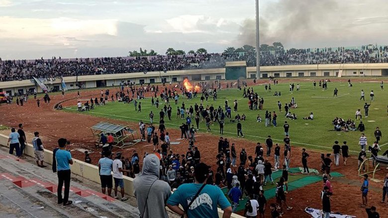 CĐV Indonesia lại gây bạo loạn, tràn xuống sân đốt phá khung thành