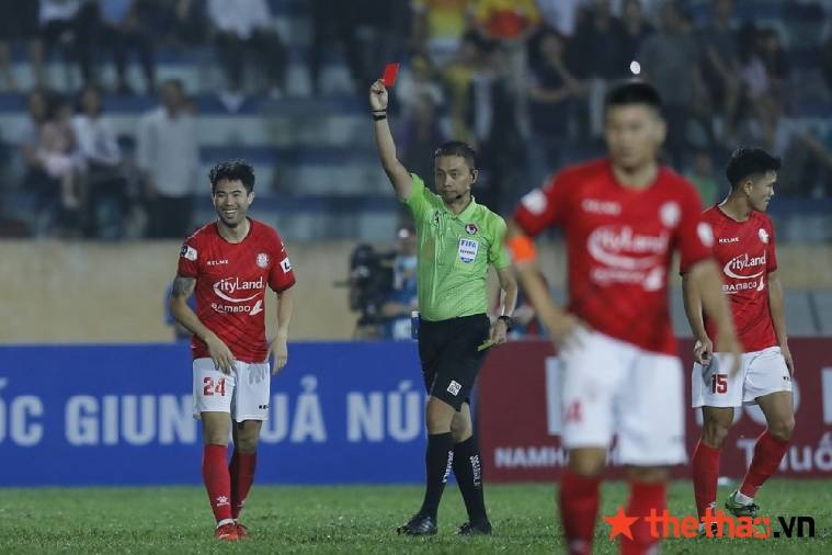 Lee Nguyễn bị đuổi tại V.League sau 12 năm