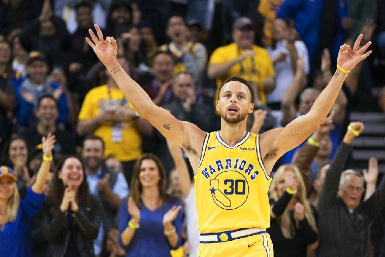 Stephen Curry san bằng kỷ lục của tiền bối Kobe Bryant