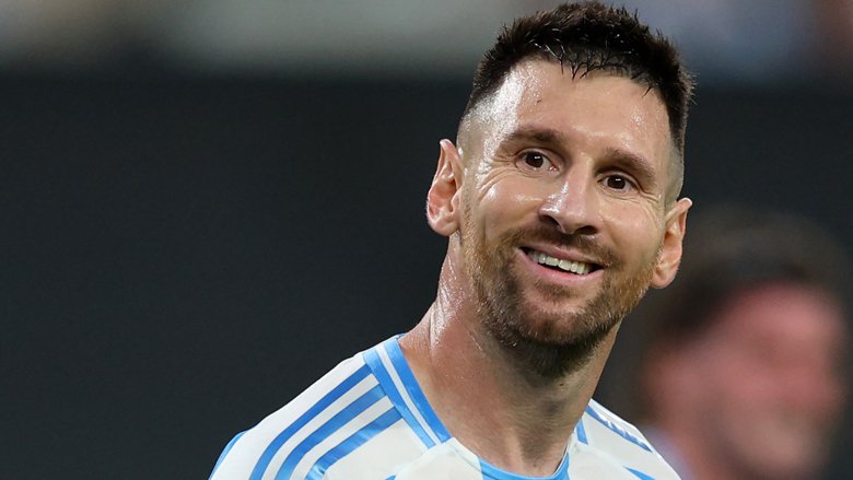 Messi được khuyên sớm giải nghệ để 'không trở thành gánh nặng như Ronaldo'