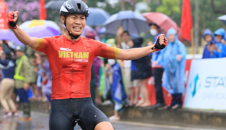 Nguyễn Thị Thật thay Ánh Nguyệt cầm cờ Việt Nam ở lễ khai mạc Olympic Paris 2024
