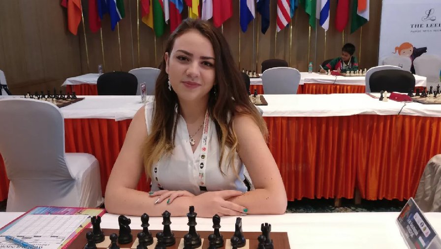 Nữ kỳ thủ 20 tuổi xinh đẹp gây sốt ở World Cup cờ vua 2023