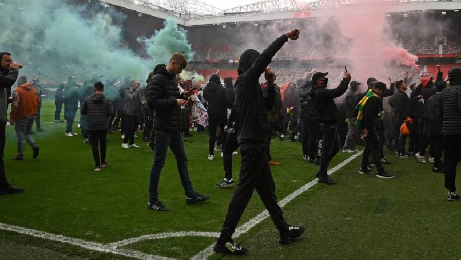 10 người bị bắt vì vào sân Old Trafford gây náo loạn trận MU - Liverpool