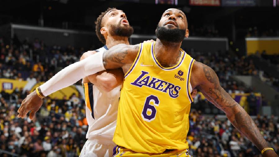 Tập thể Los Angeles Lakers tán dương nhau sau chiến thắng