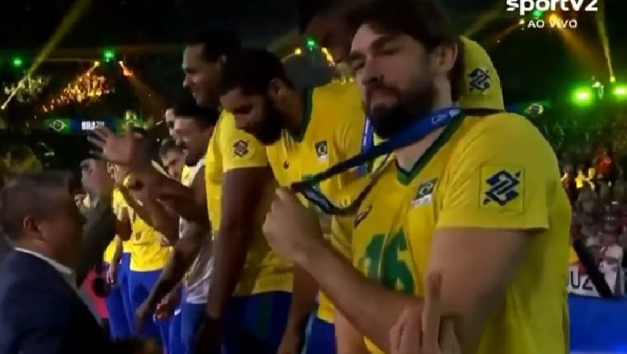 Giơ 'ngón tay thối' trong lễ trao giải, sao bóng chuyền Brazil nhận án phạt