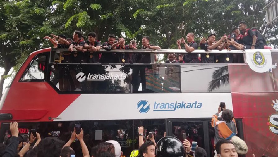 U22 Indonesia diễu hành ăn mừng tấm HCV SEA Games 32, hàng nghìn CĐV ra đón gây tắc đường