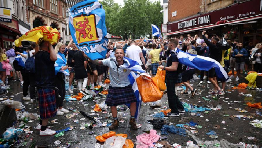 Quảng trường Leicester hóa 'bãi rác' sau trận Anh vs Scotland