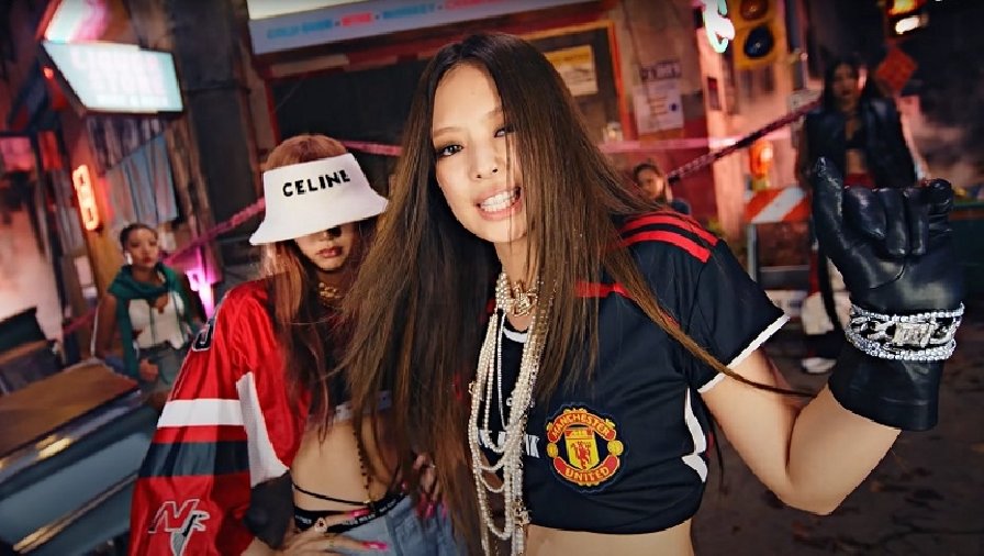 Tại sao Jennie mặc áo MU trong MV 'Pink Venom'?