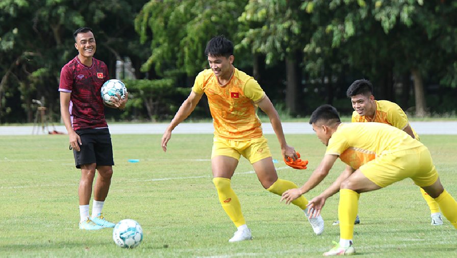 U23 Việt Nam tập nhẹ, chơi trò chơi trước thềm trận ra quân giải U23 Đông Nam Á 2023