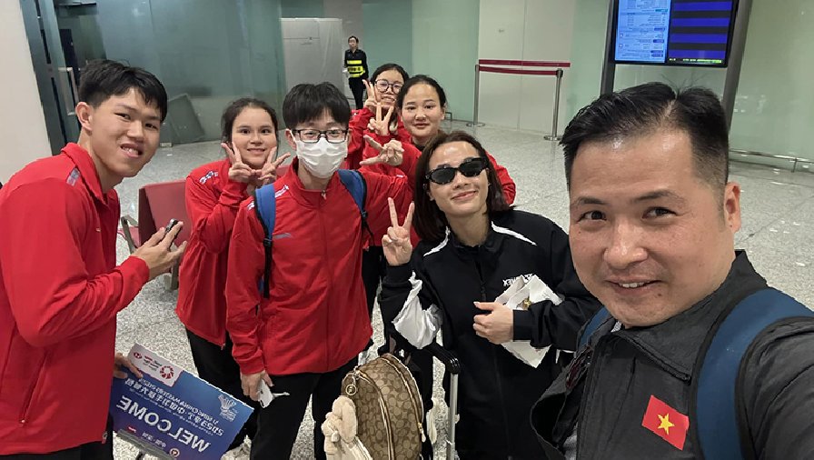 HLV trưởng đội tuyển cầu lông Việt Nam cùng Thùy Linh dự China Masters