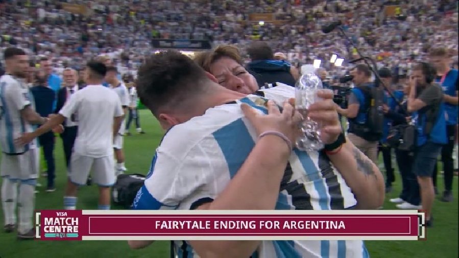 Mẹ Messi mắt đỏ hoe, hạnh phúc ôm chặt con trai sau trận chung kết World Cup 2022