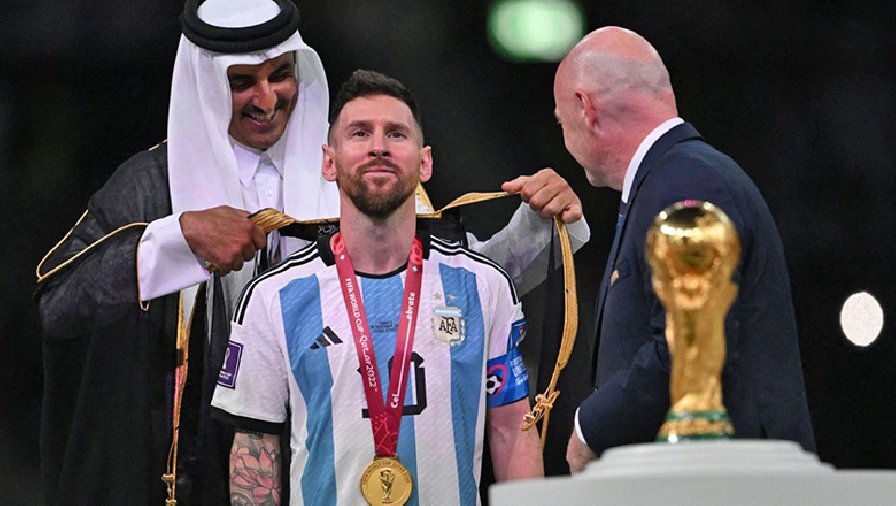Messi được Quốc vương Qatar ban áo choàng khi nâng cúp vô địch World Cup 2022