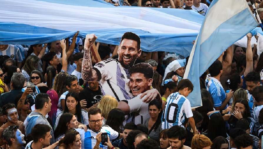 Người dân Argentina 'điên cuồng' ăn mừng chức vô địch World Cup đầu tiên sau 36 năm