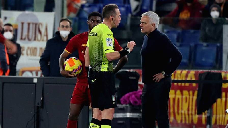 Mourinho bị đuổi khỏi sân vì 'cà khịa' trọng tài ở trận hòa của Roma