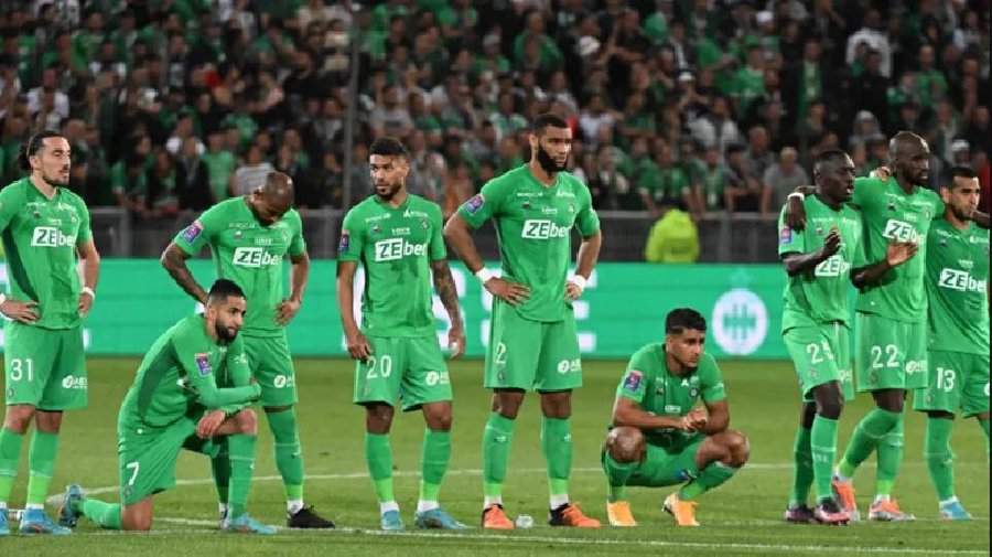St Etienne bị đuổi 3 người, thua 0-6 trước đội hòa Pau FC ở vòng 4 Ligue 2