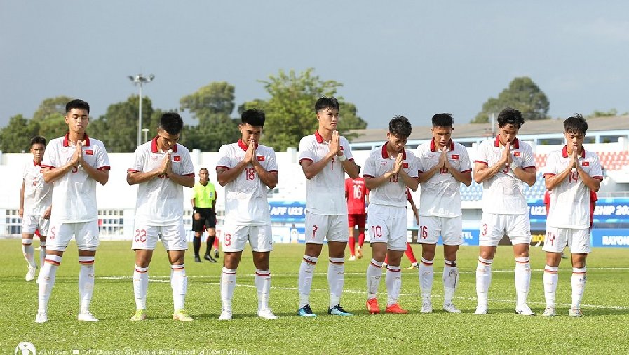 Các cầu thủ U23 Việt Nam chắp tay tưởng nhớ, dành tặng chiến thắng cho 3 thành viên HAGL