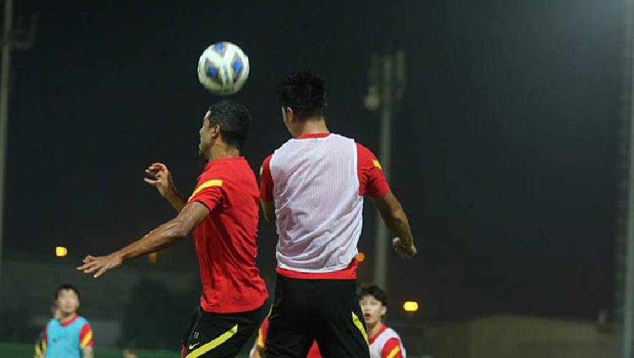 Báo Trung Quốc: Cầu thủ chúng ta tập 30 phút đã thở dốc, đấu Việt Nam kiểu gì?