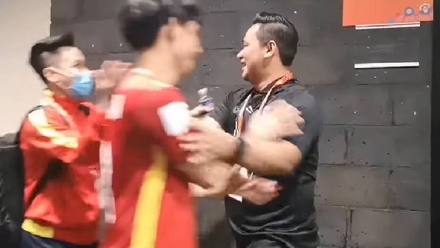HLV futsal Thái Lan bắt tay từng cầu thủ, chúc mừng ĐT Việt Nam