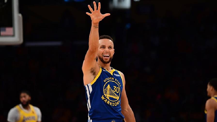 Curry khai màn với triple-double, Warriors quật ngã LA Lakers ngay trên sân khách