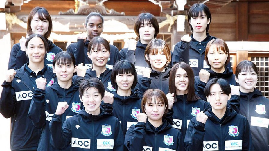 'Khủng long' Thanh Thúy cùng đồng đội đi cầu may trước khi bắt đầu mùa giải mới ở Nhật Bản
