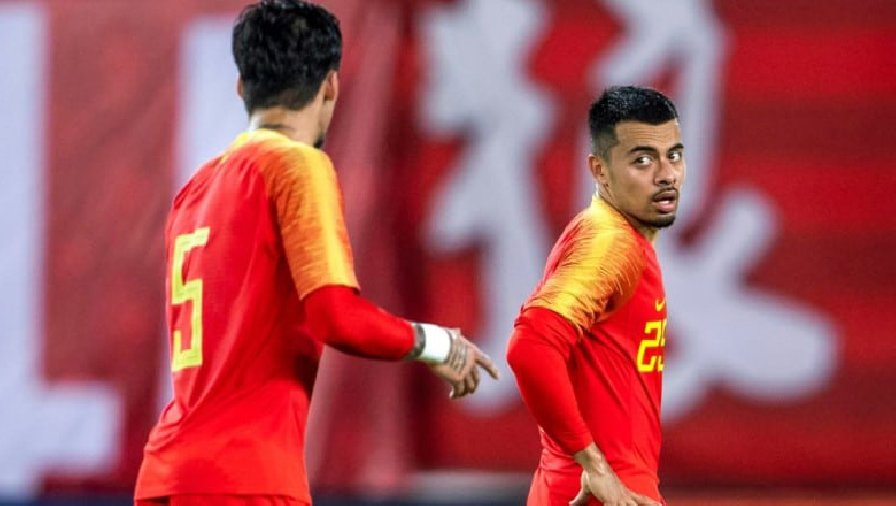 Bất ngờ rời đội trước thềm Asian Cup 2023, cầu thủ nhập tịch của tuyển Trung Quốc bị 'đánh' tơi bời