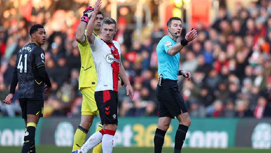 Tại sao trận đấu Southampton vs Aston Villa bị tạm hoãn dù đã diễn ra được 42 phút?