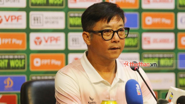 HLV Huỳnh Đức chỉ trích trọng tài thậm tệ, yêu cầu ban tổ chức xem lại bàn thắng của Tiến Linh