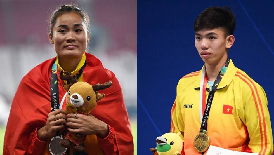 Nguyễn Huy Hoàng và Quách Thị Lan cầm chung một quốc kỳ Việt Nam tại lễ khai mạc Olympic Tokyo 2021