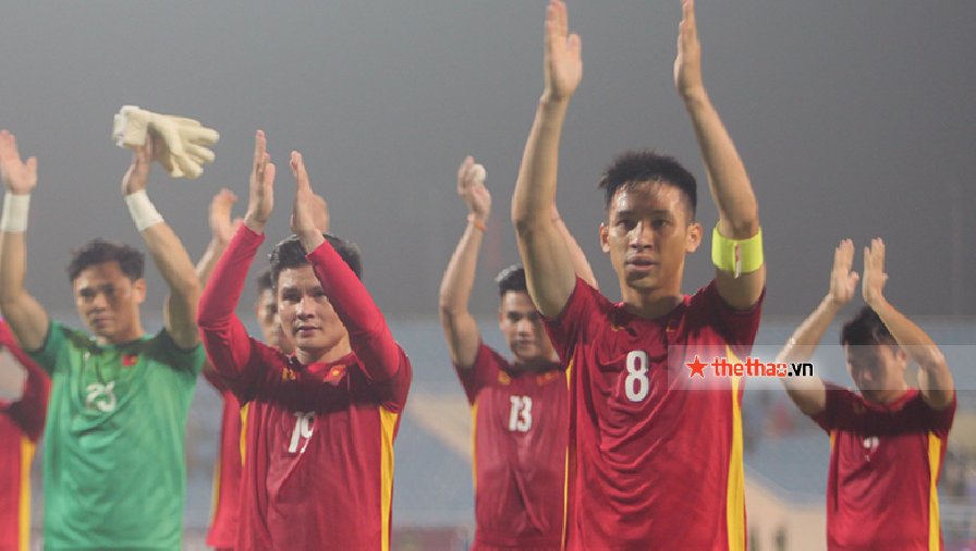 ĐT Việt Nam mặc áo đỏ trong cả hai trận đấu với Singapore và Ấn Độ