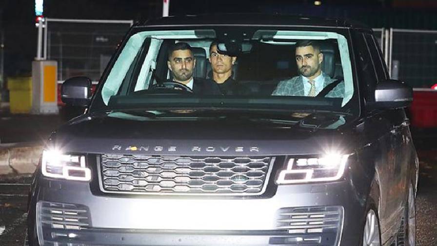 Ronaldo mặt lạnh tanh về nhà khi hay tin MU sa thải HLV Solskjaer